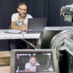 Príncipe Carlos recibe primera dosis de vacuna covid