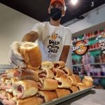 “Líder social” que gusta de viajar al extranjero sigue con bloqueos en la capital