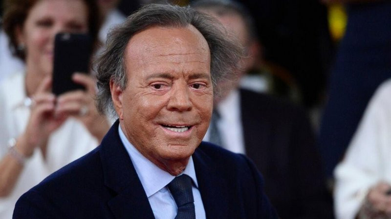 Julio Iglesias desmiente alegaciones de violencia sexual y explotación, pero ejemploadas continúan con sus historias de dolor y trauma