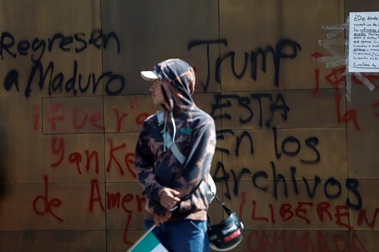 México reacciona con firmeza ante la creciente intervención estadounidense en Venezuela: una masa de ciudadanos sale a las calles para denunciar la agresión y defender la soberanía latinoamericana.